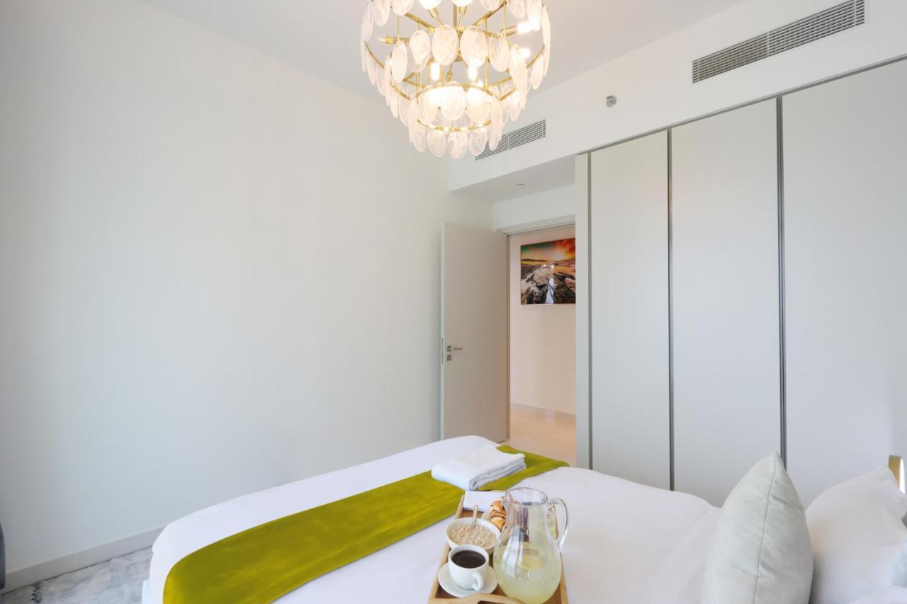 Livbnb - Lush 3 Bedroom With Marina And City Skyline Views Apartment